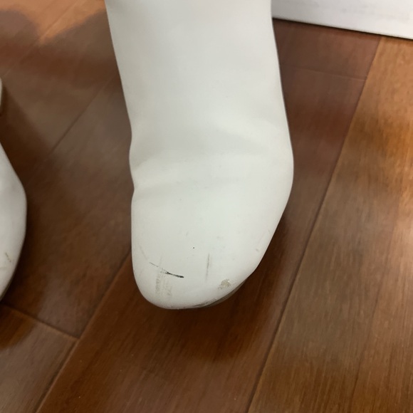 White Leather Ankle Booties – Size 8 – Minimalist Chic - Picture 3 of 3